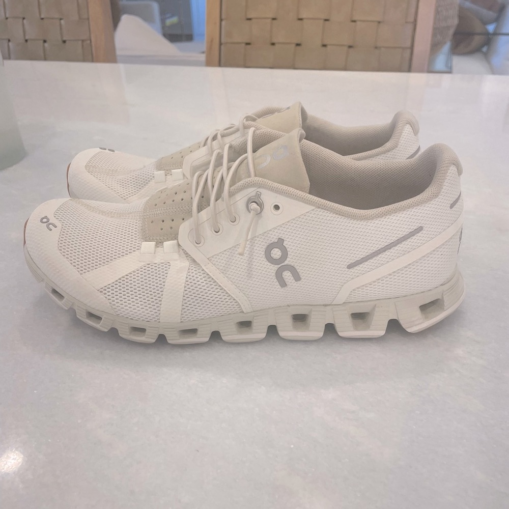 OnCloud shoes, size W8.